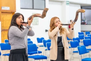 Two women playing shofars in - Credits: pexels