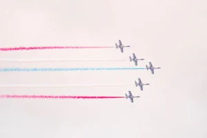 Six airplanes in precise formation - Credits: pexels